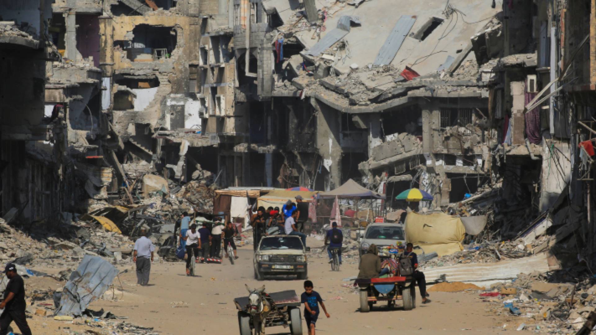 مشهد يظهر حجم الدمار في منطقة خان يونس في قطاع غزة