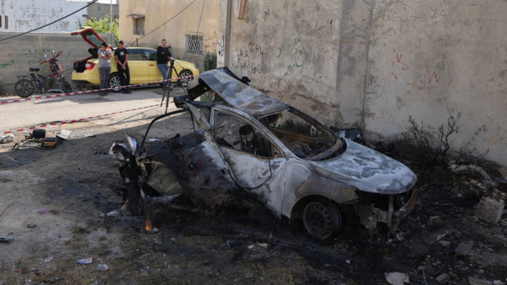 سيارة محترقة بعد عملية مداهمة من قوات الاحتلال في وقت سابق شرق جنين بالضفة الغربية