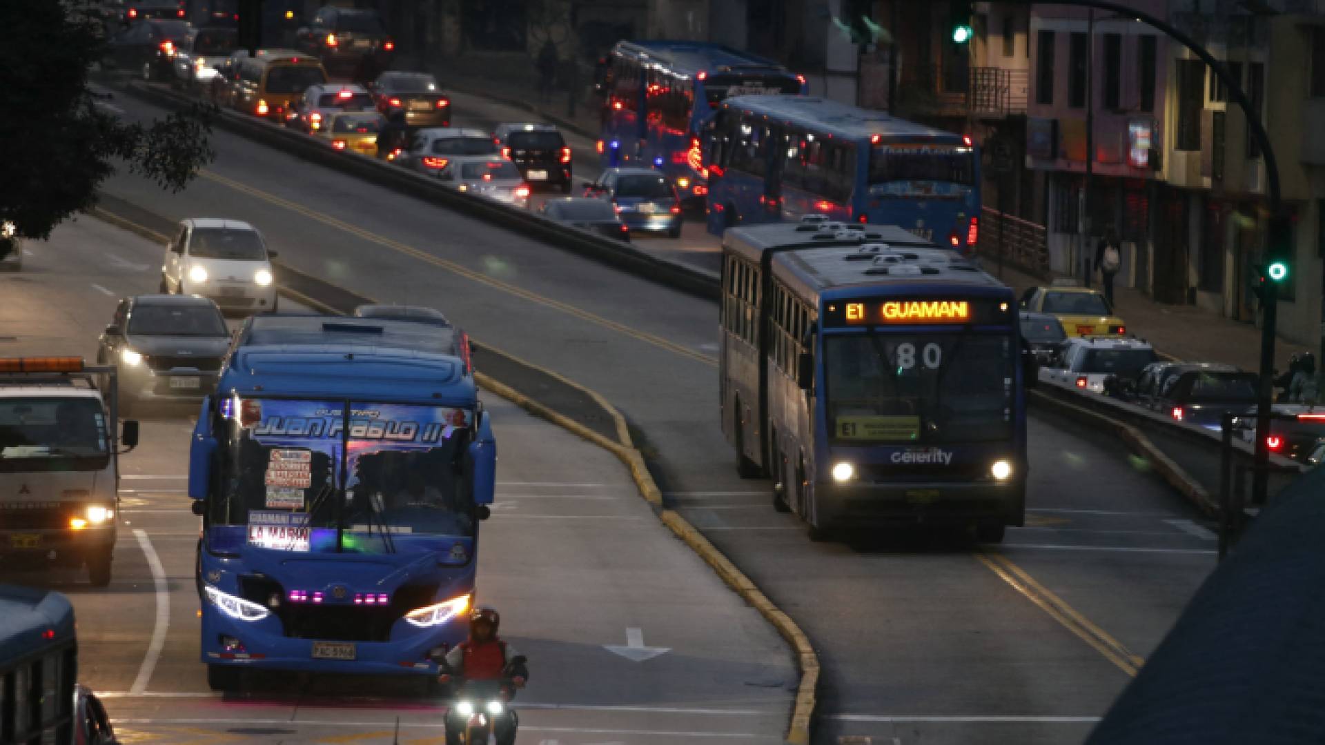 طلام دامس في عاصمة الإكوادور بسبب انقطاع التيار الكهربائي عن البلاد