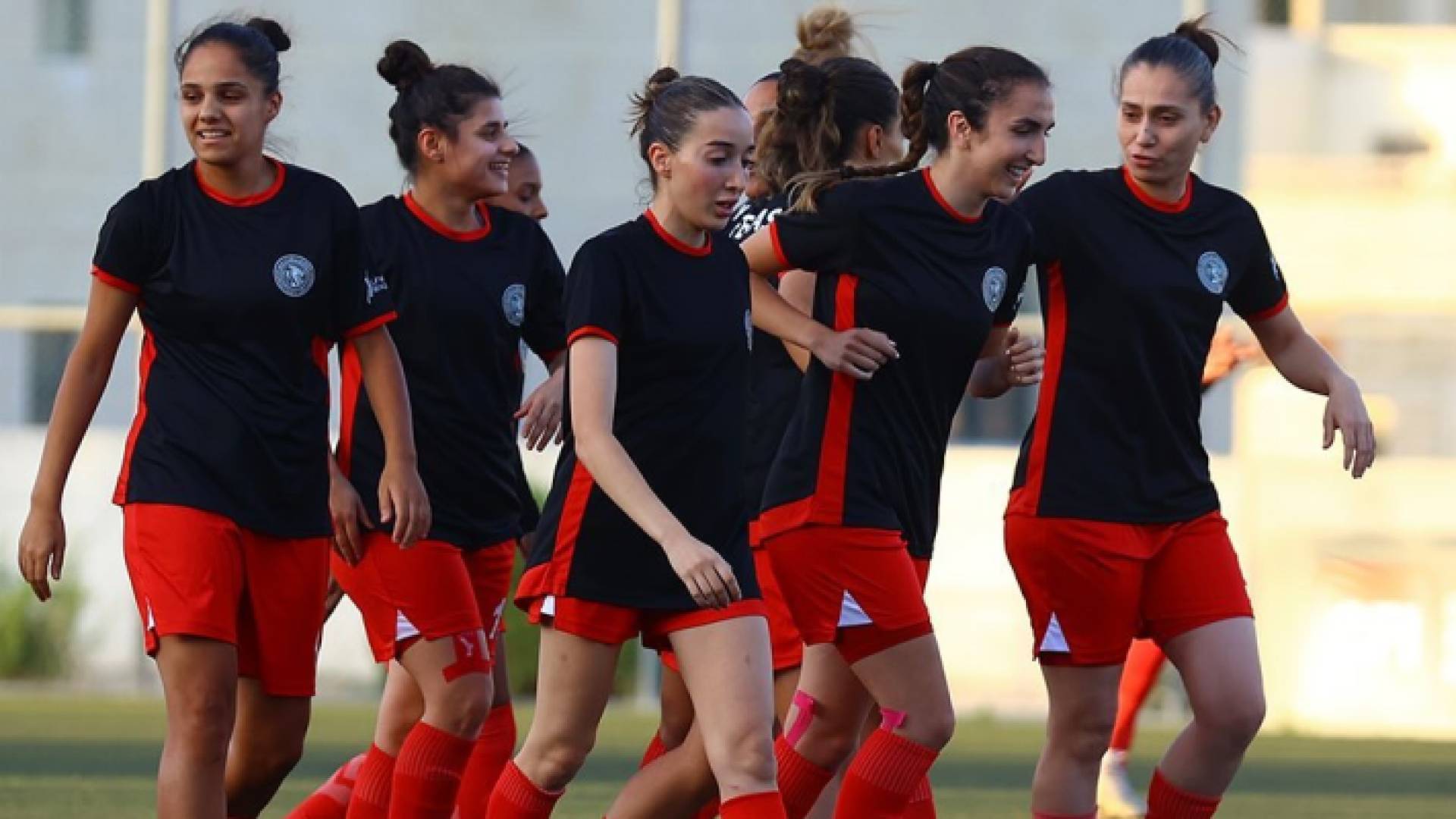 لاعبات الاتحاد يحتفلن بهدف سابق