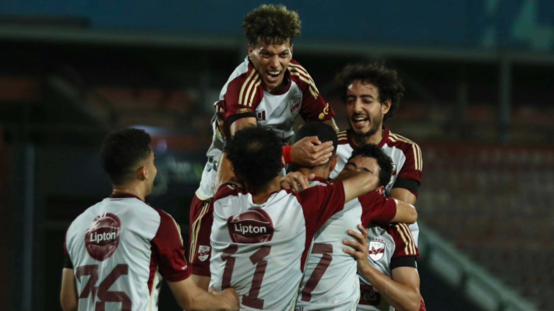 لاعبو الأهلي يحتلفون بهدف