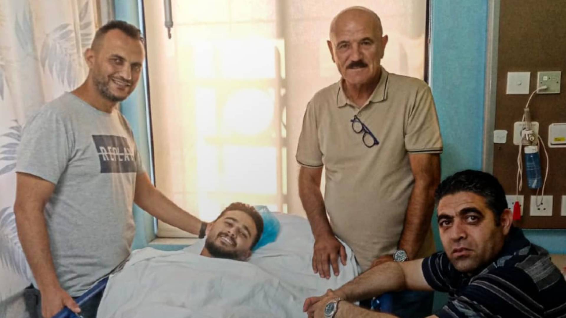 من المستشفى