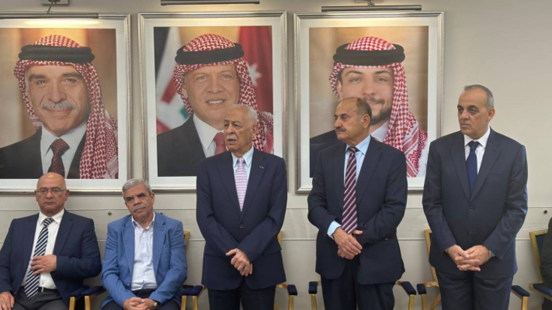 رئيس الديوان الملكي يوسف حسن العيسوي خلال تقديم واجب العزاء إلى عشيرة الحجازين