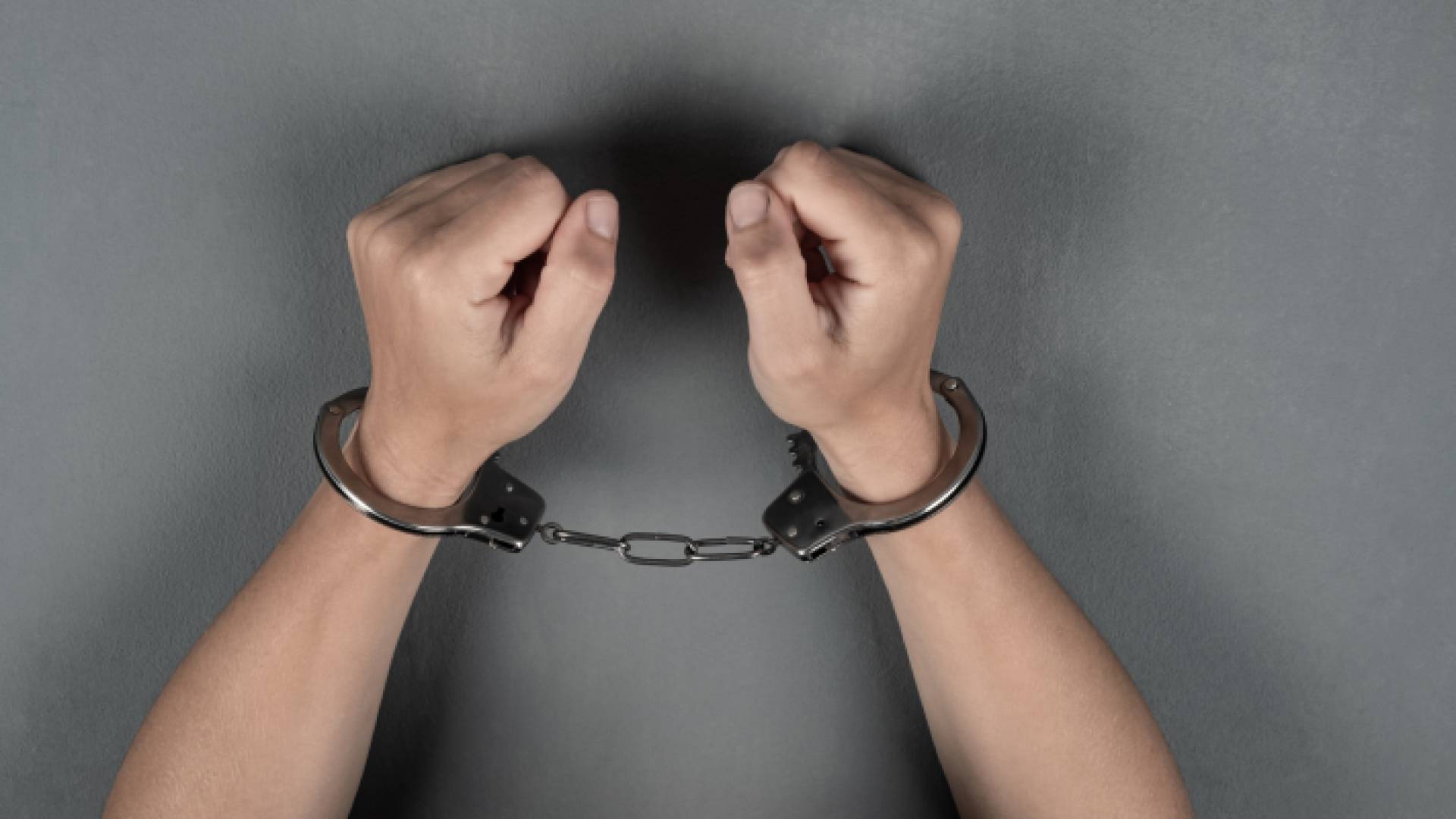 شخص مكبل اليدين "تعبيرية"