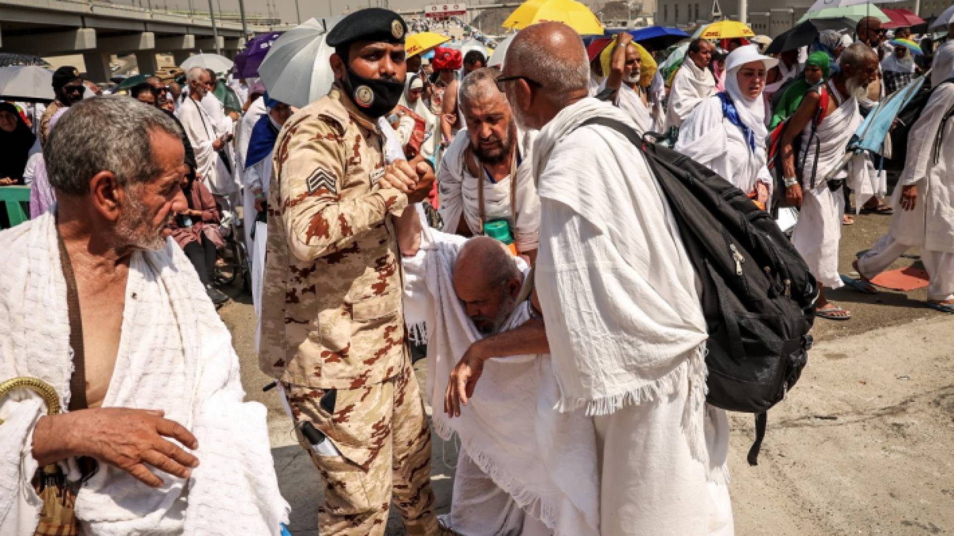محاولة إسعاف حاج تعرض للإجهاد "أ ف ب"