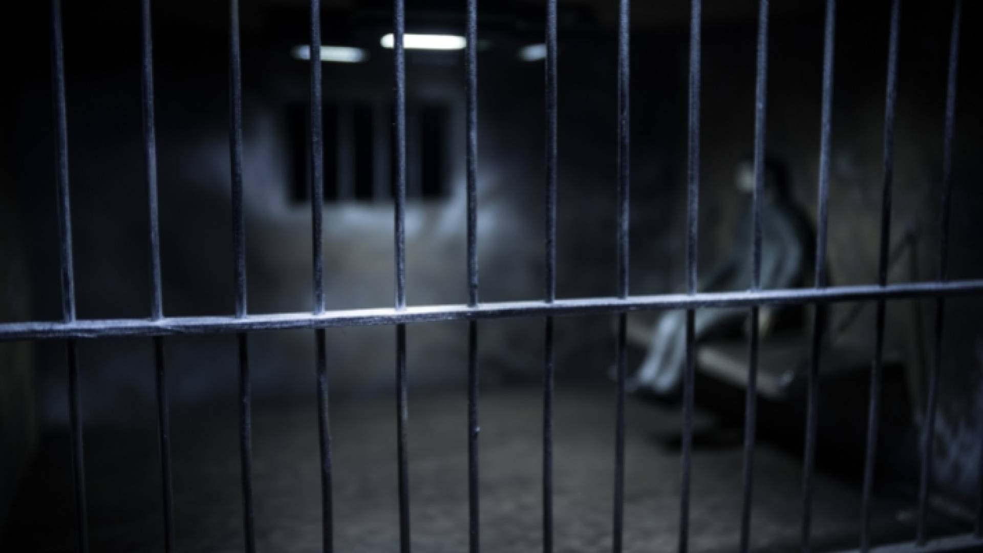شخص خلف سياج السجن - تعبيرية