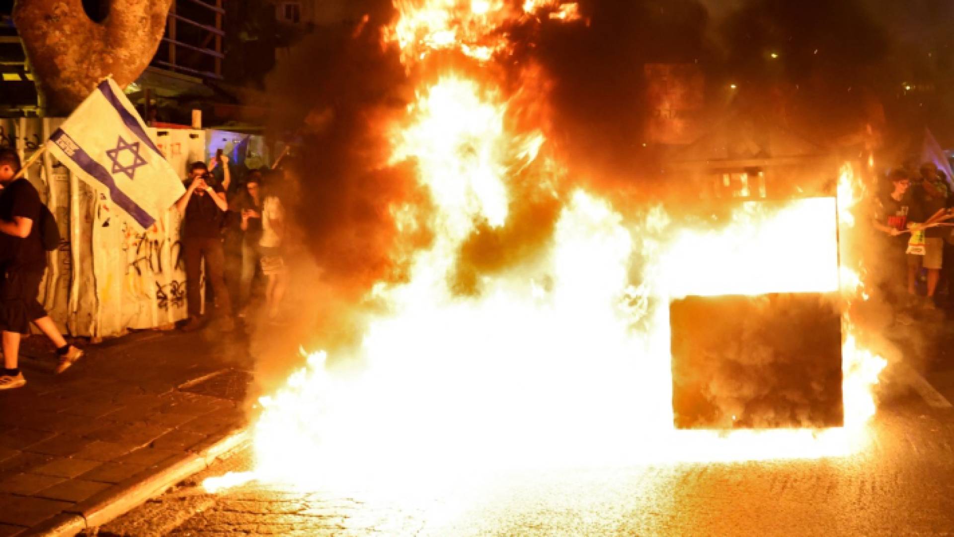 إشعال حرائق في تل أبيب