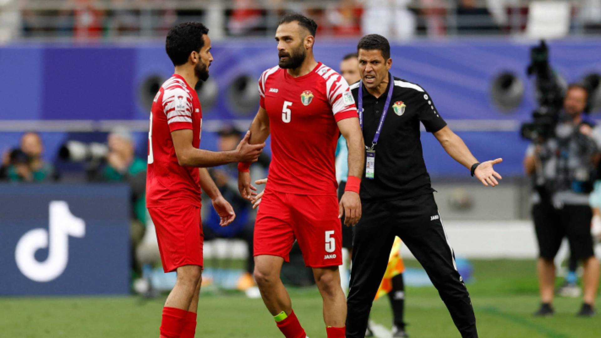 مدرب النشامى السابق الحسين عموتة ونجوم المنتخب في كأس آسيا قطر 2023