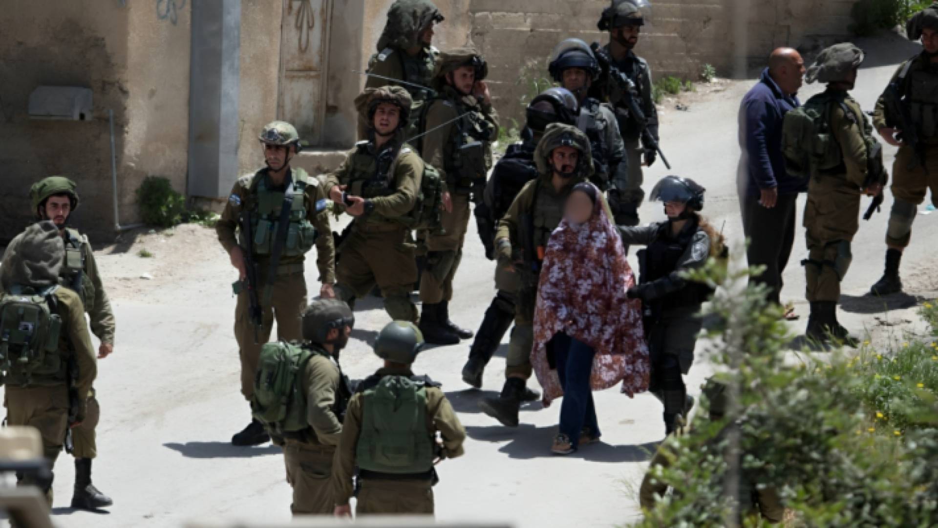 قوات الاحتلال تعتقل فلسطينية من الضفة الغربية