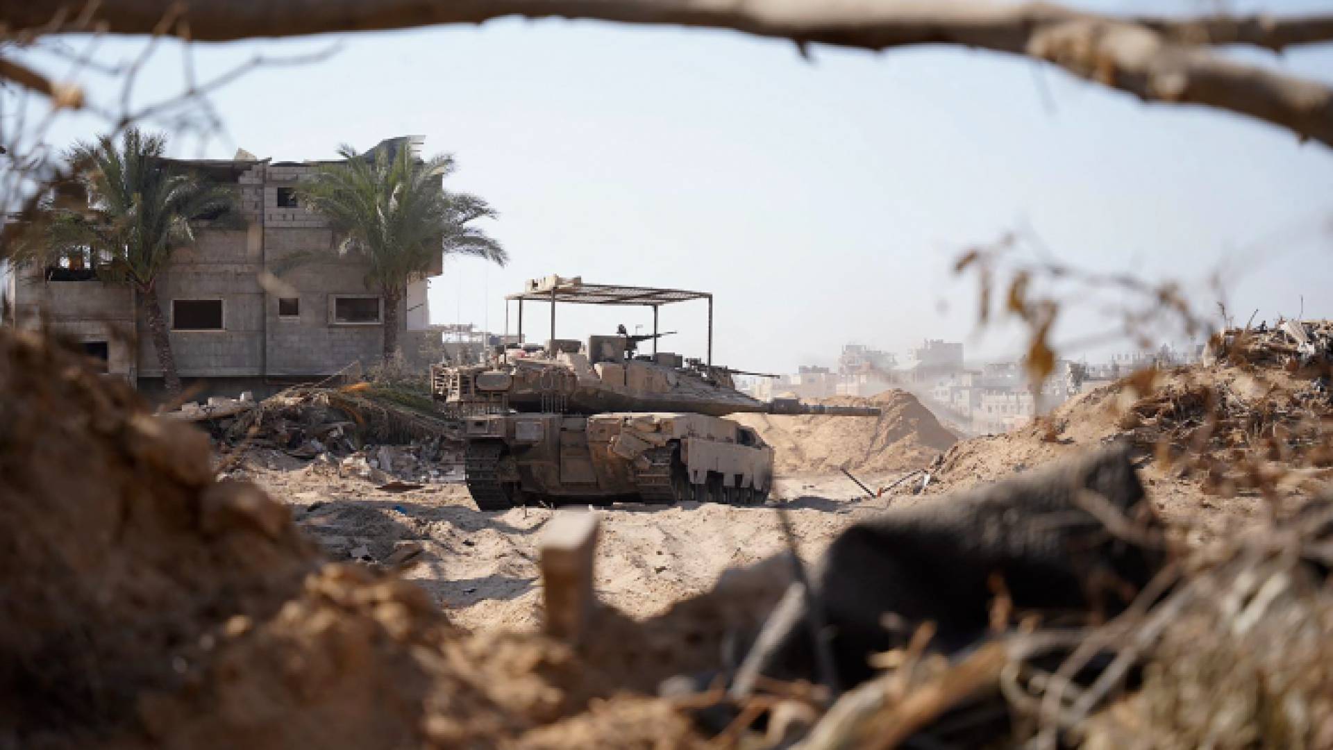 شرها الجيش الإسرائيلي دبابة إسرائيلية على الأرض في قطاع غزة