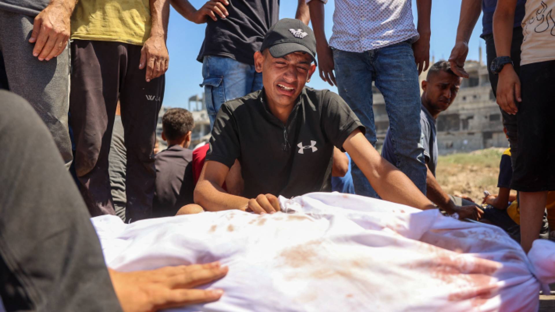 شاب فلسطيني يبكي بالقرب من أحد الشهداء في حي التفاح بمدينة غزة