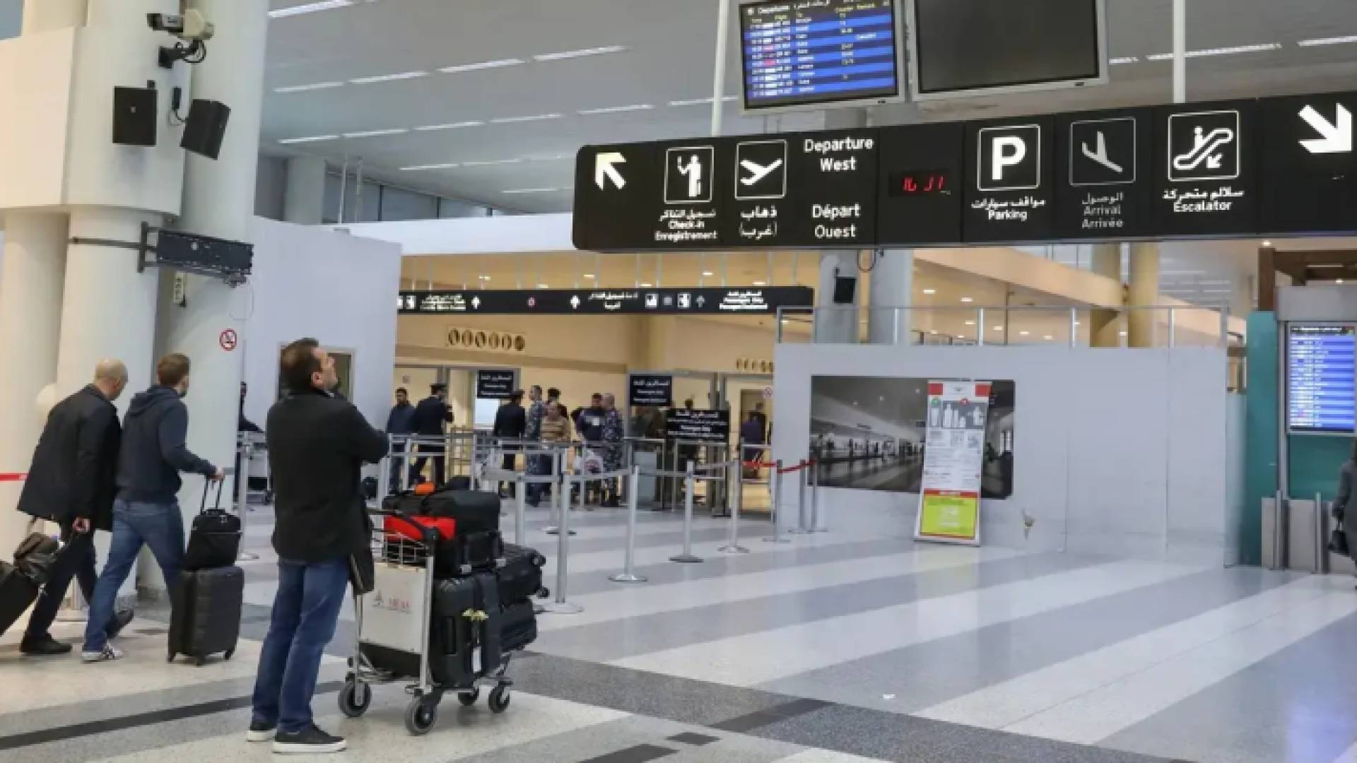مسافرون في مطار بيروت