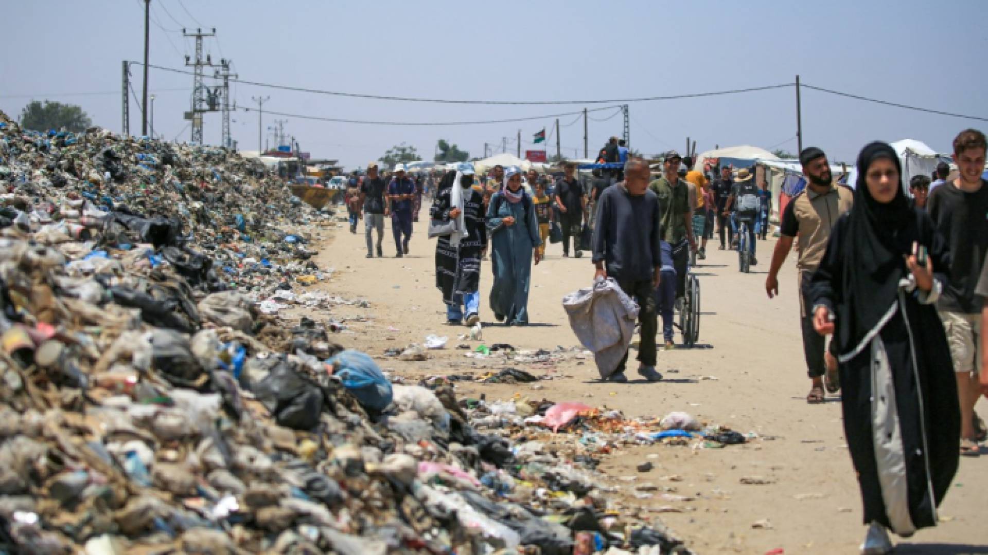 فلسطينيون يتركون منازلهم قسرا في غزة