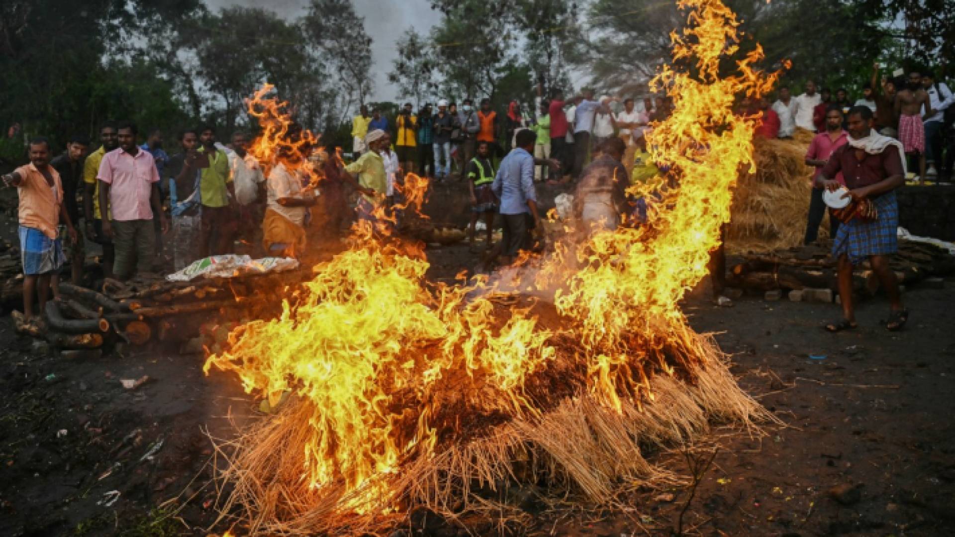 خلال حرق جثث المتوفين - AFP