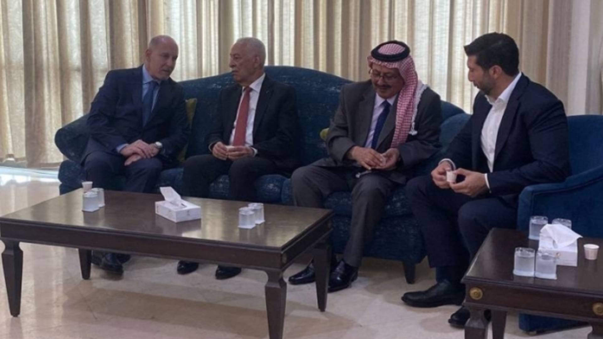 رئيس الديوان الملكي يوسف العيسوي يعزي عشيرة الكرادشة