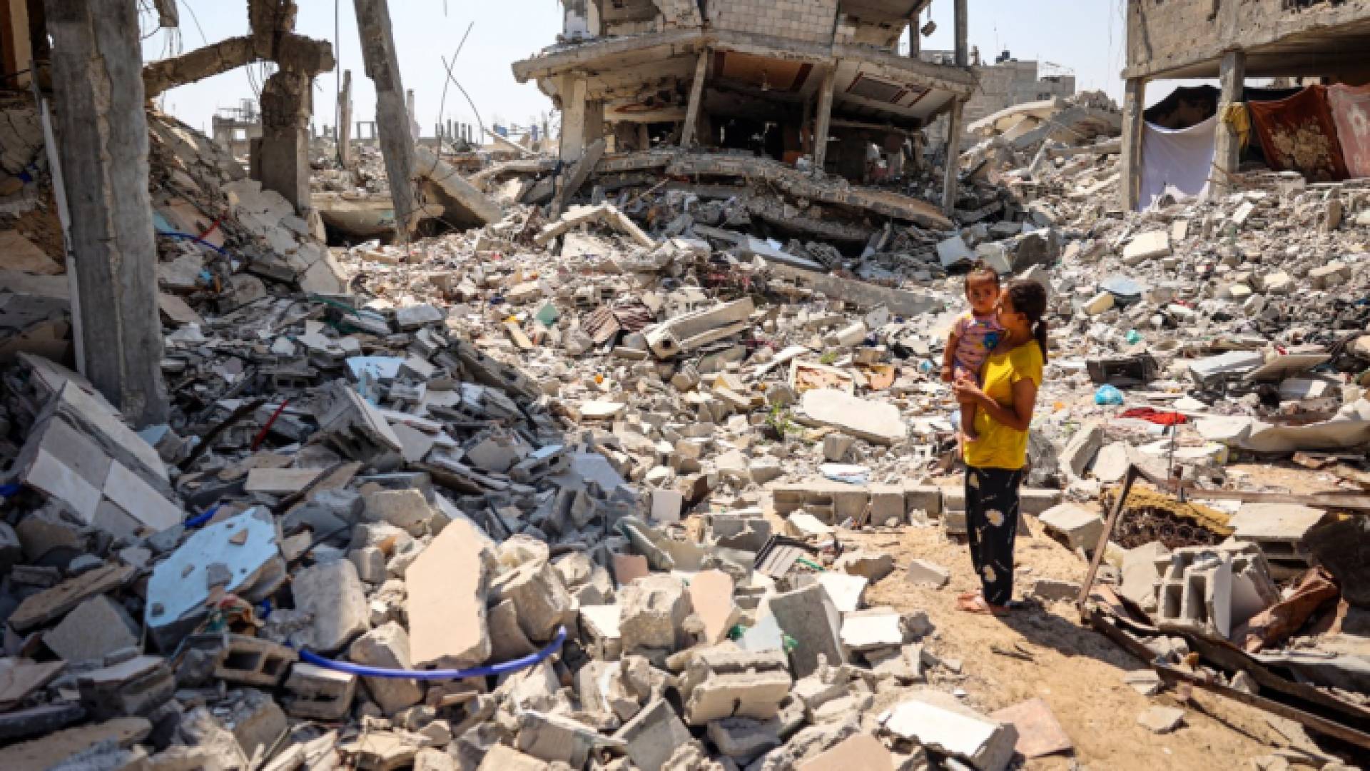 أطفال بين الركام في غزة