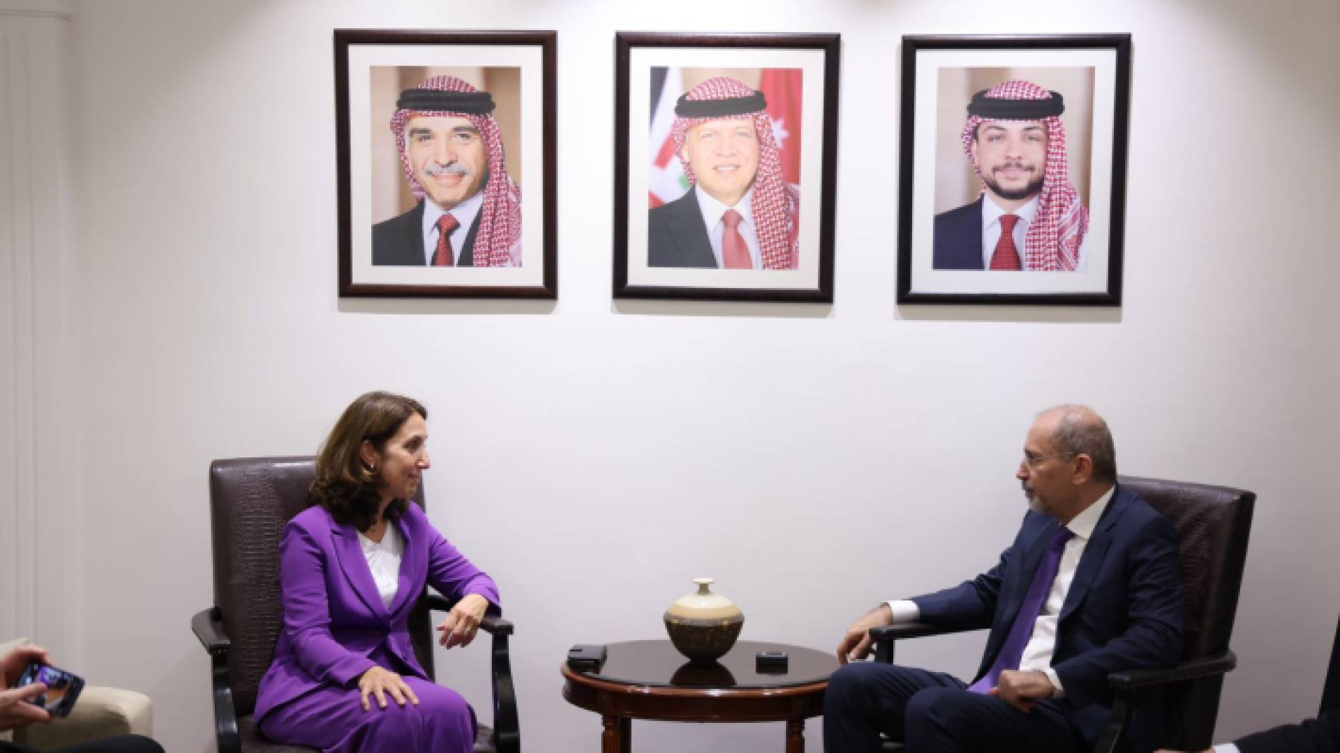 الصفدي خلال استضافته نائب رئيس البرلمان الألماني السيدة آيدان أوزوجوز