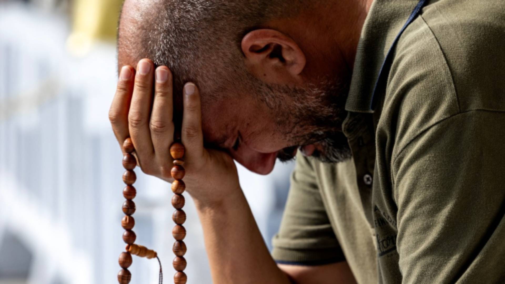 حاج يبكي في مكة المكرمة "أ ف ب"