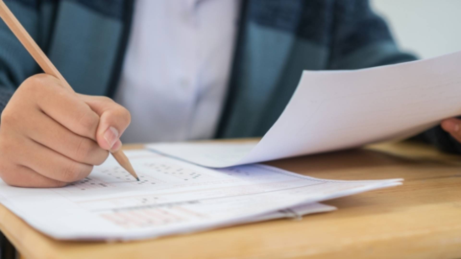 طالب يقدم امتحان - تعبيرية