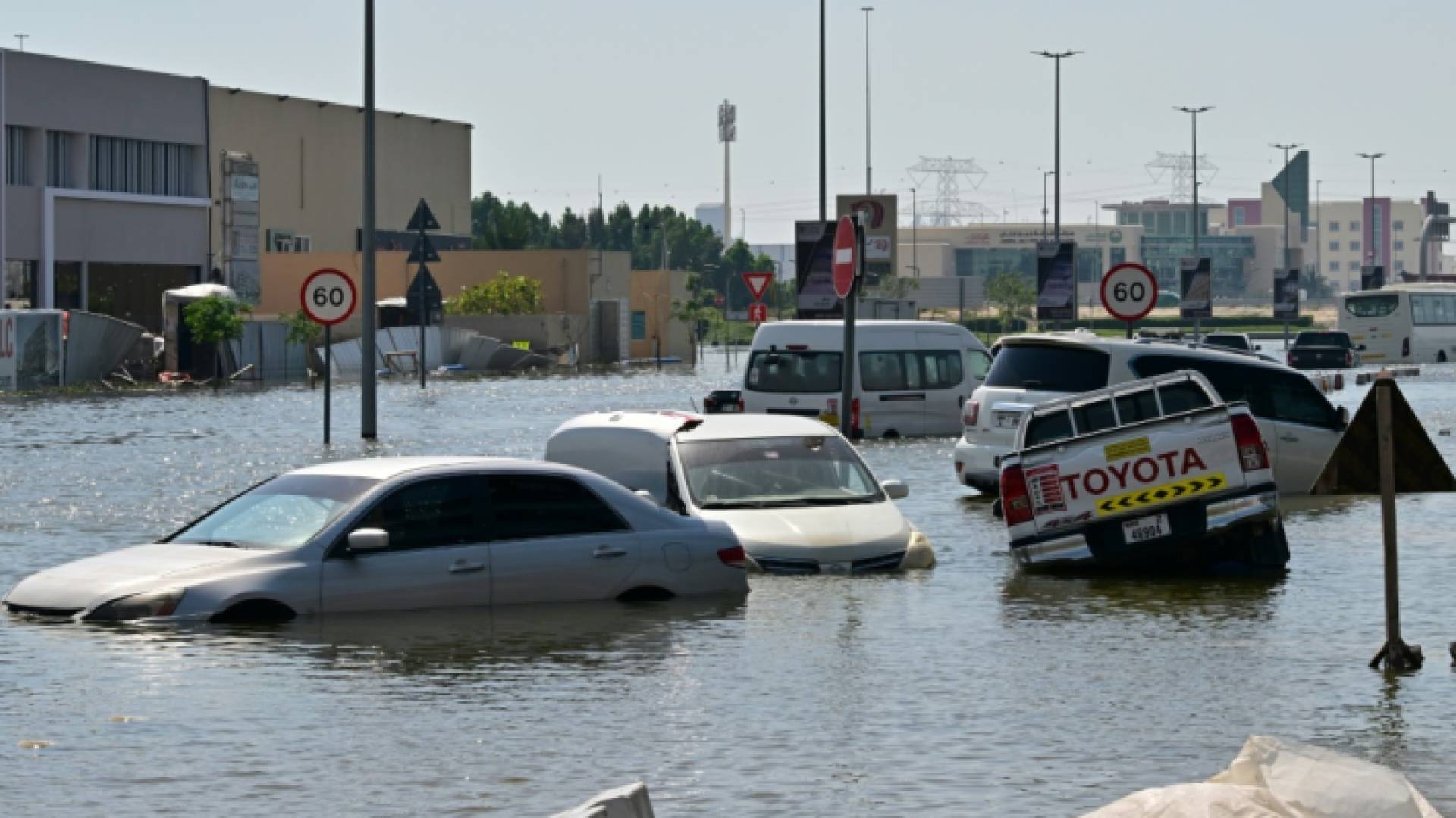 ارتفاع منسوب مياه الأمطار في دبي