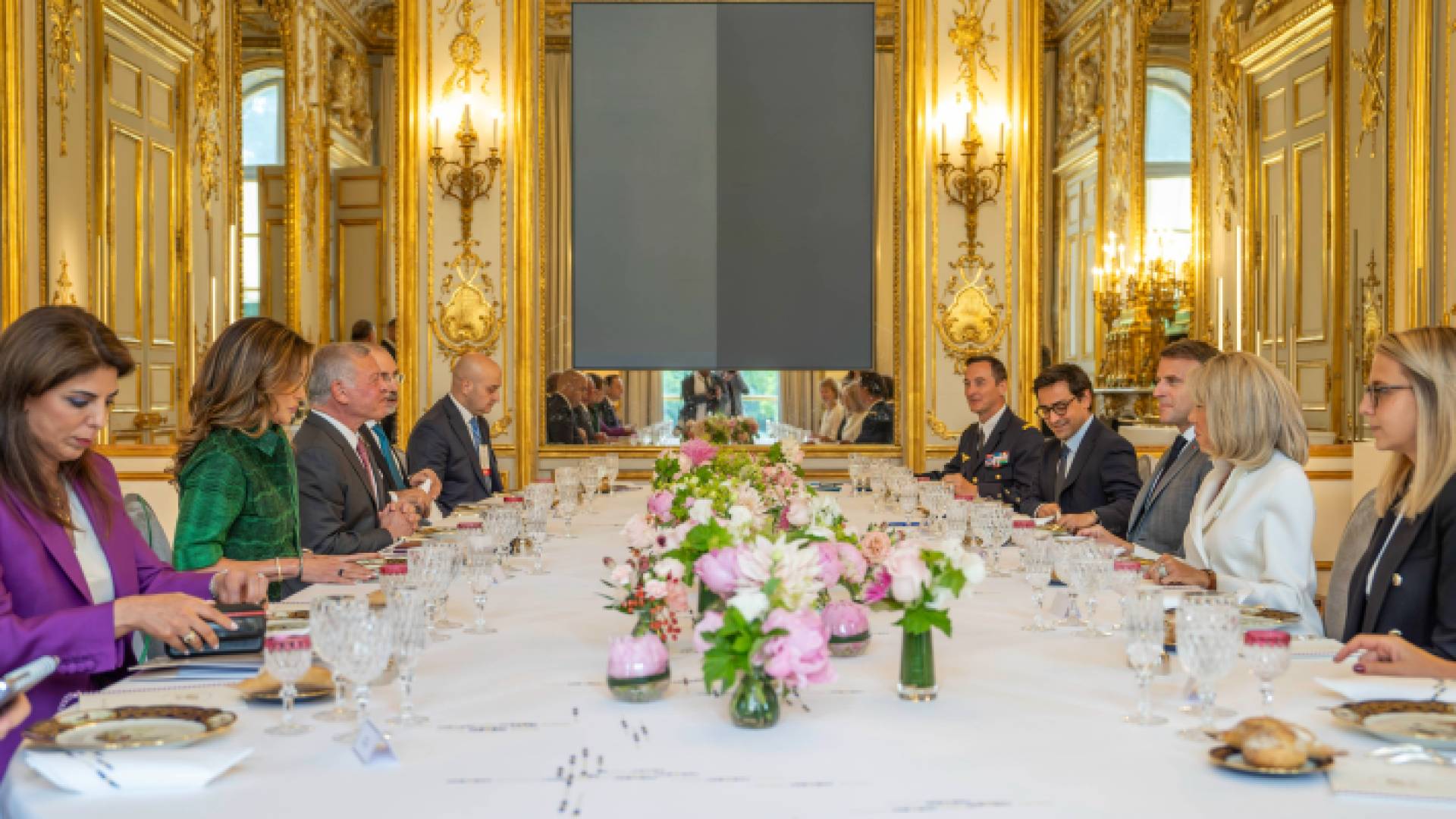 جلالة الملك عبد الله الثاني خلال لقاء مع الرئيس الفرنسي إيمانويل ماكرون