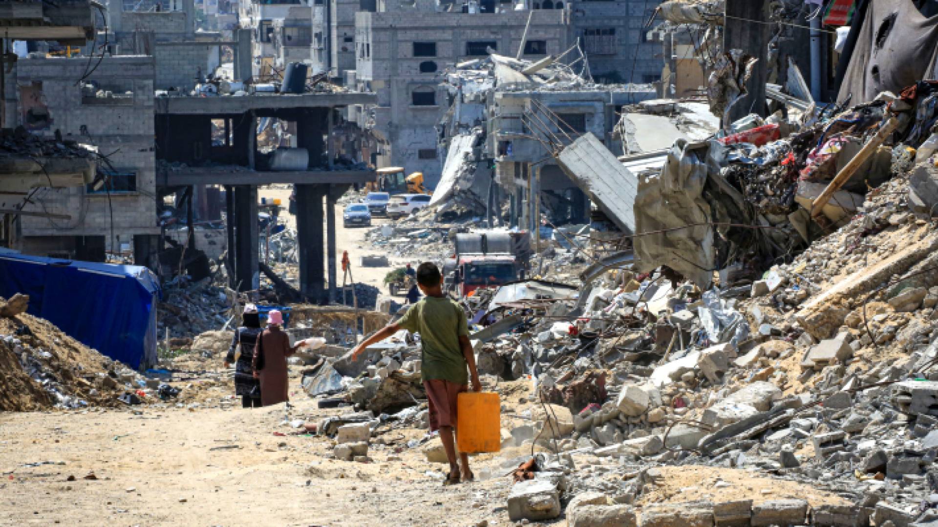 طفل يؤمن الماء في خان يونس جنوب قطاع غزة