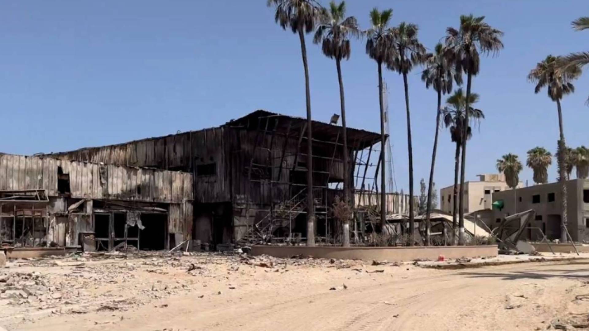 صالة المغادرين بمعبر رفح بعد أن حرقه جيش الاحتلال