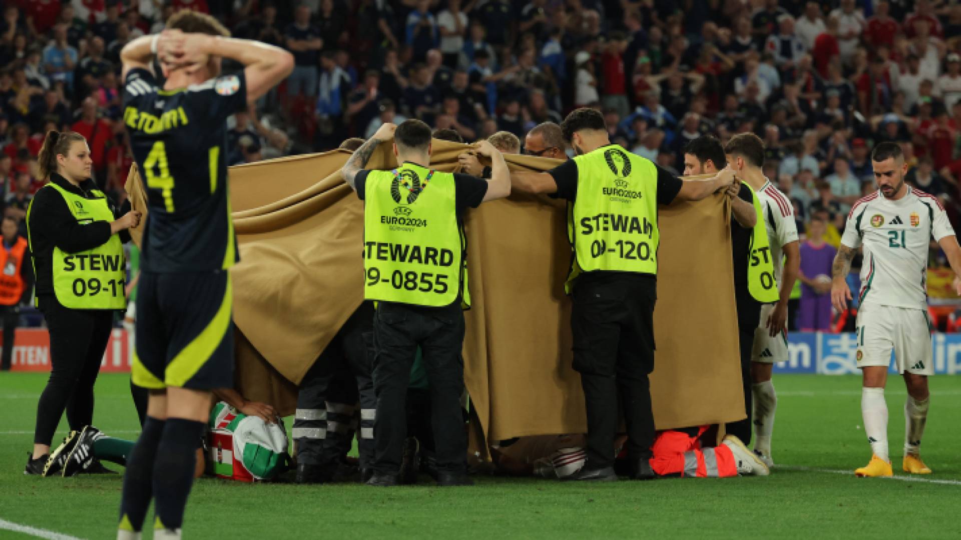 صورة أثناء حالة اصابة فارغا في مباراة المجر ضد اسكتلندا