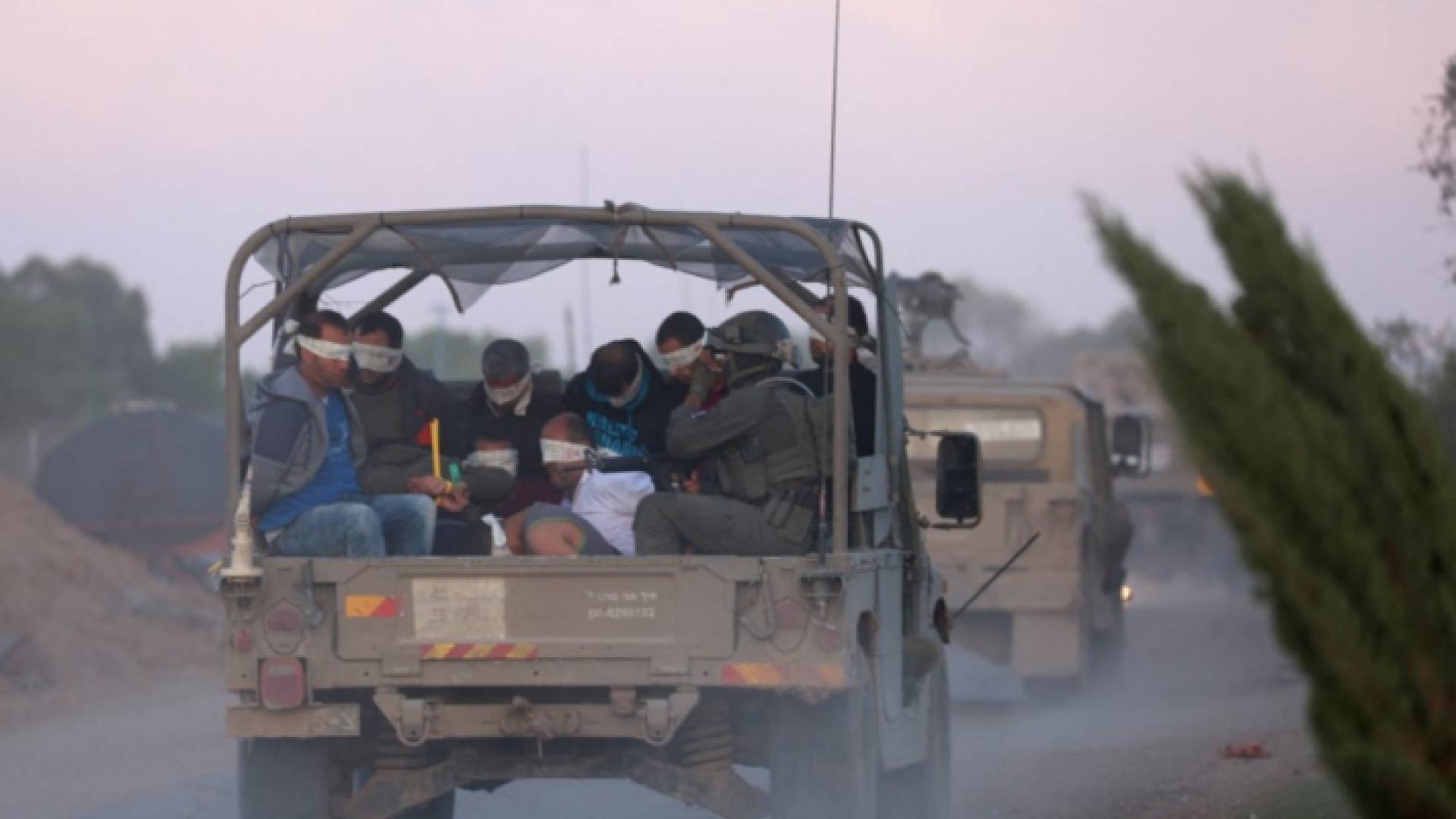 الاحتلال يعتقل فلسطينيين من غزة