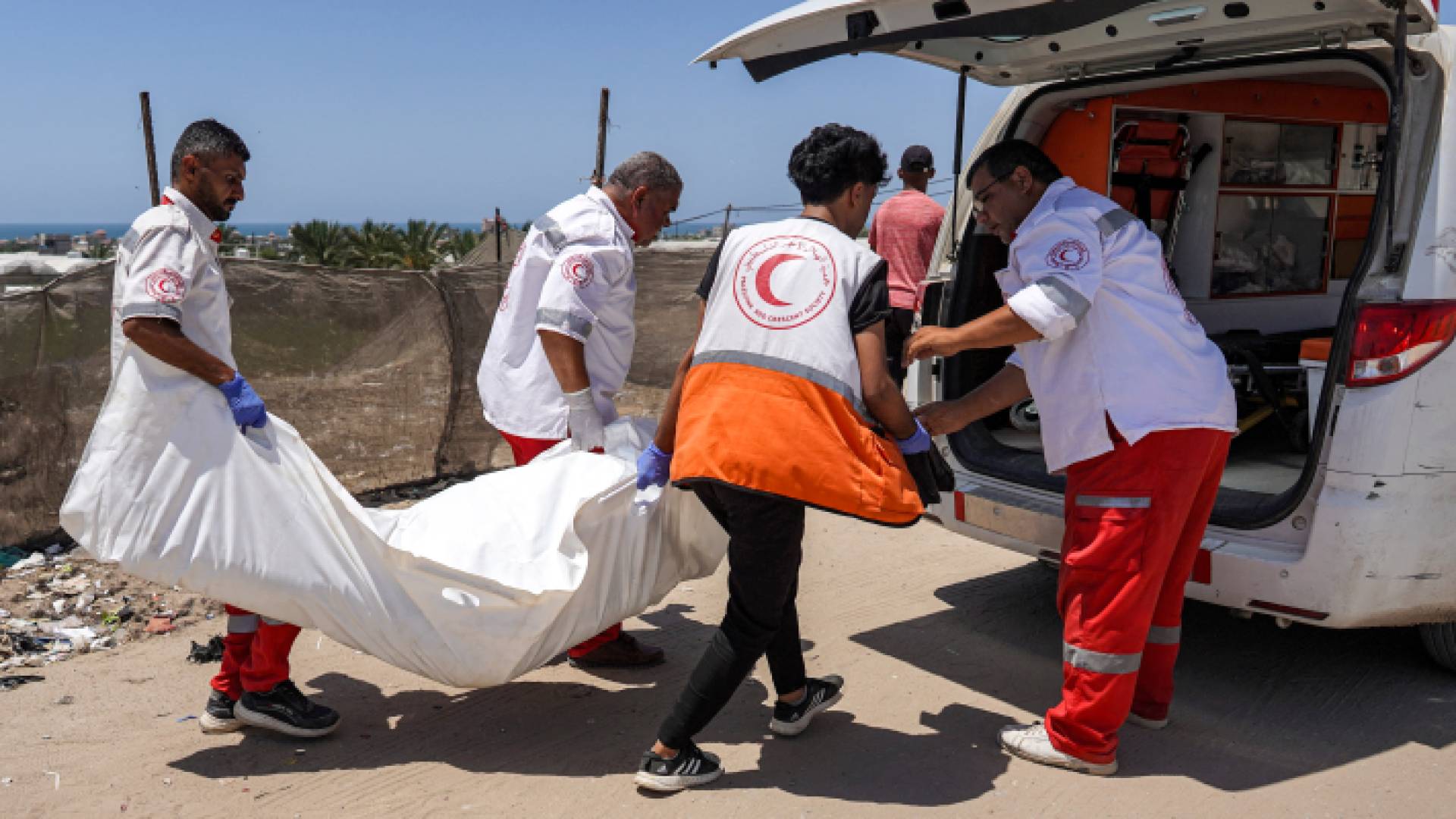 طواقم الإسعاف تنقل جثمان شهيد في رفح