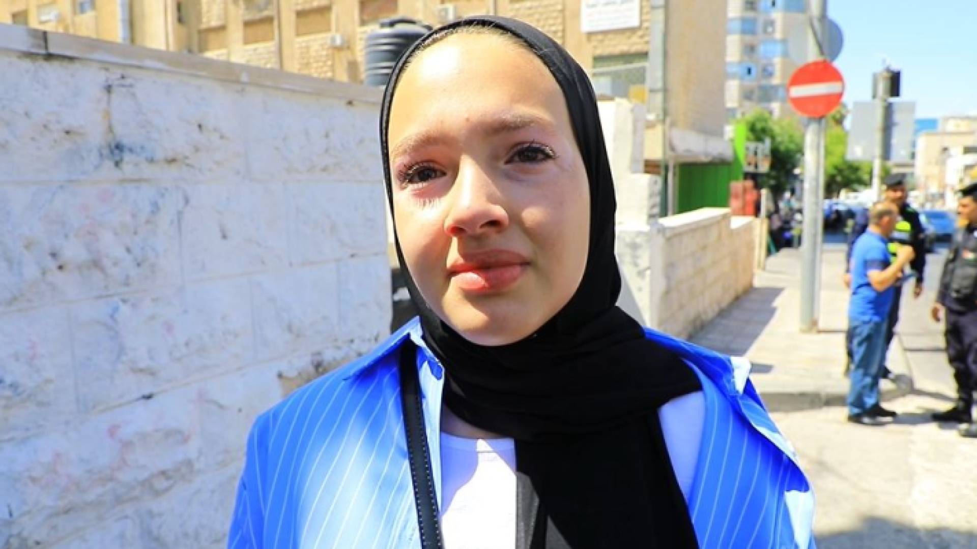 طالبة حرمت من الدخول إلى قاعة الامتحان بسبب تأخرها