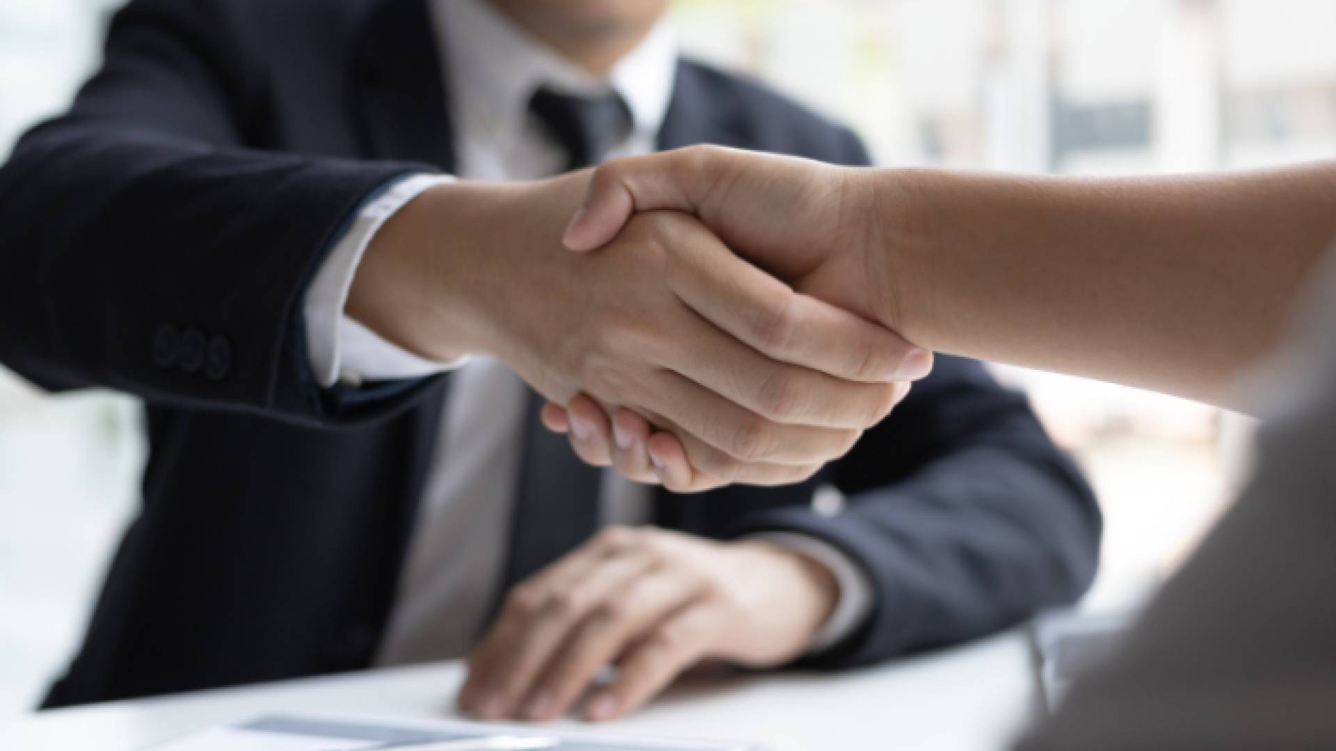 شخصان يسلمان على بعضهما البعض