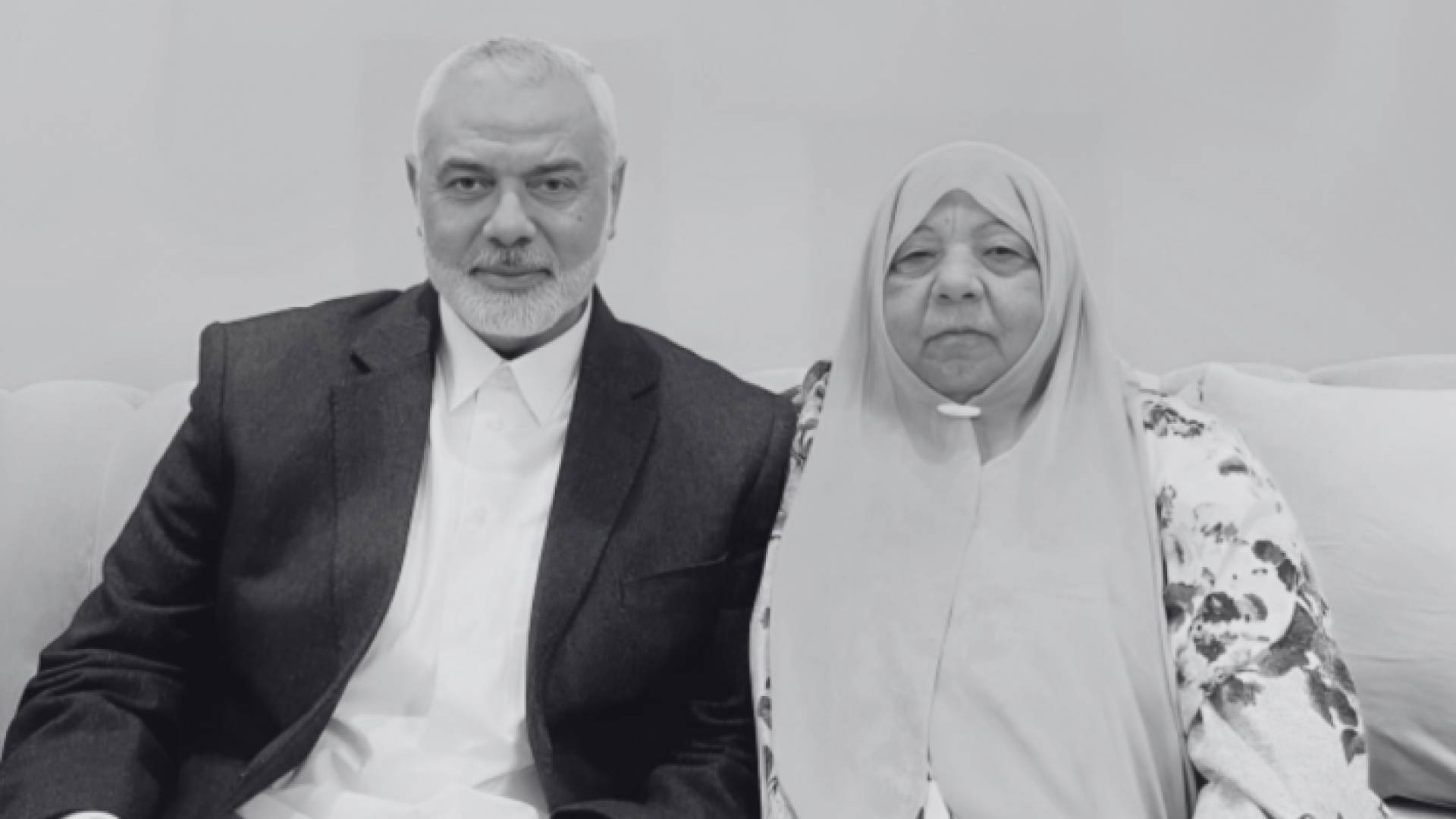 رئيس المكتب السياسي لحركة حماس - إسماعية هنية وشقيقته