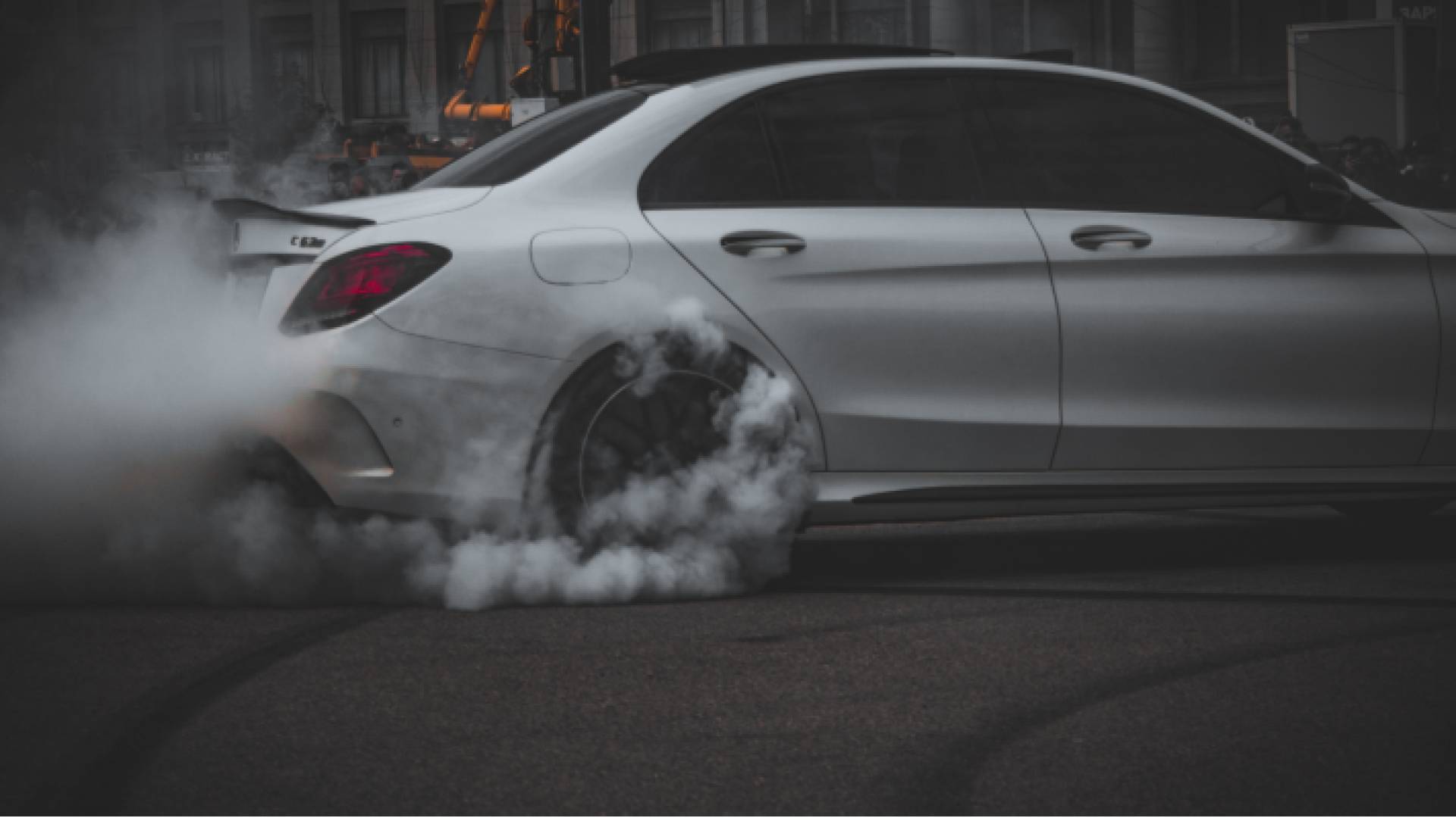 مركبة تقوم بالتشحيط