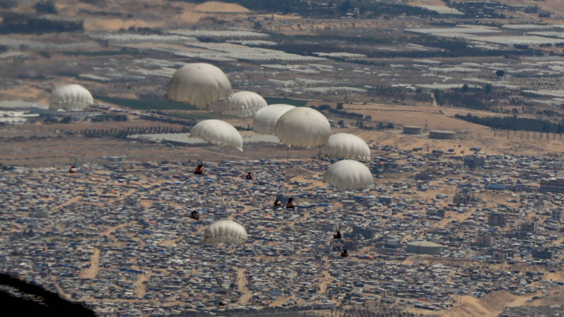 جانب من الإنزالات فوق قطاع غزة