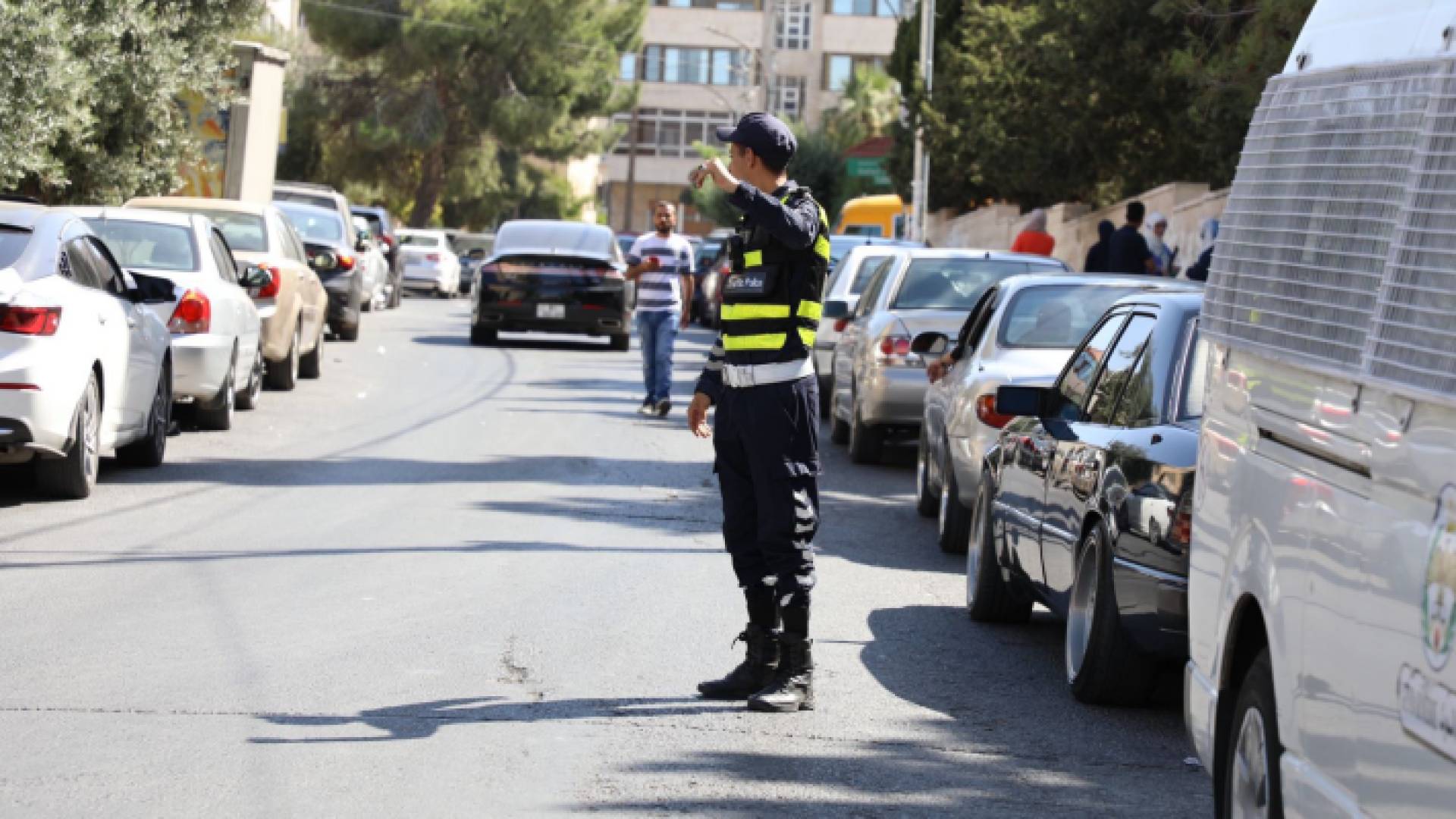 أحد أفراد الأمن العام أمام قاعة امتحانات توجيهي