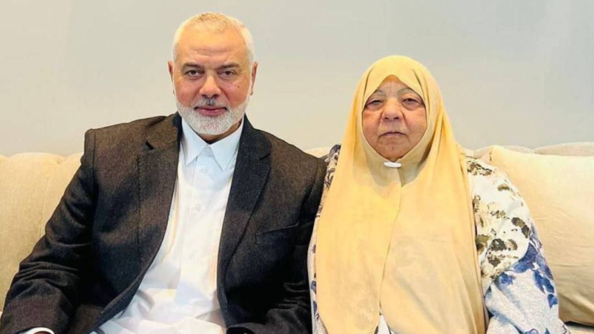 إسماعيل هنية وشقيقته التي استشهدت بقصف للاحتلال