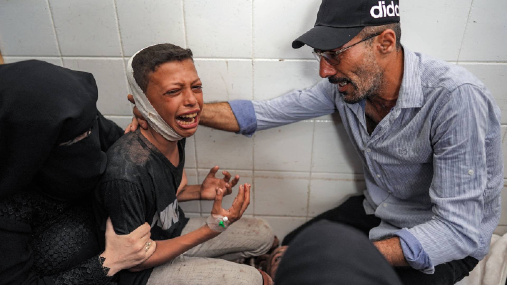 فتى فلسطيني جريح يصرخ ويبكي - AFP