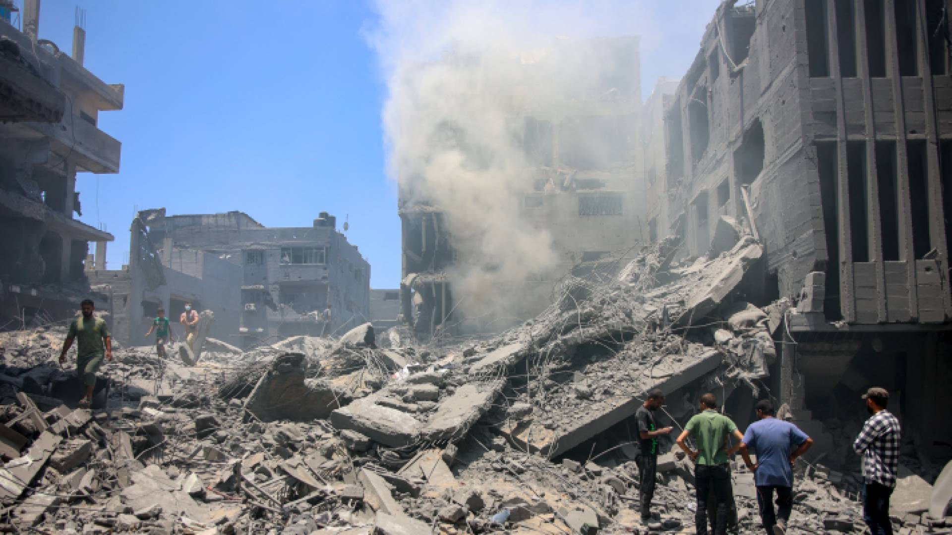 قوات الاحتلال تستهدف منازل في مخيم الشاطئ في غزة