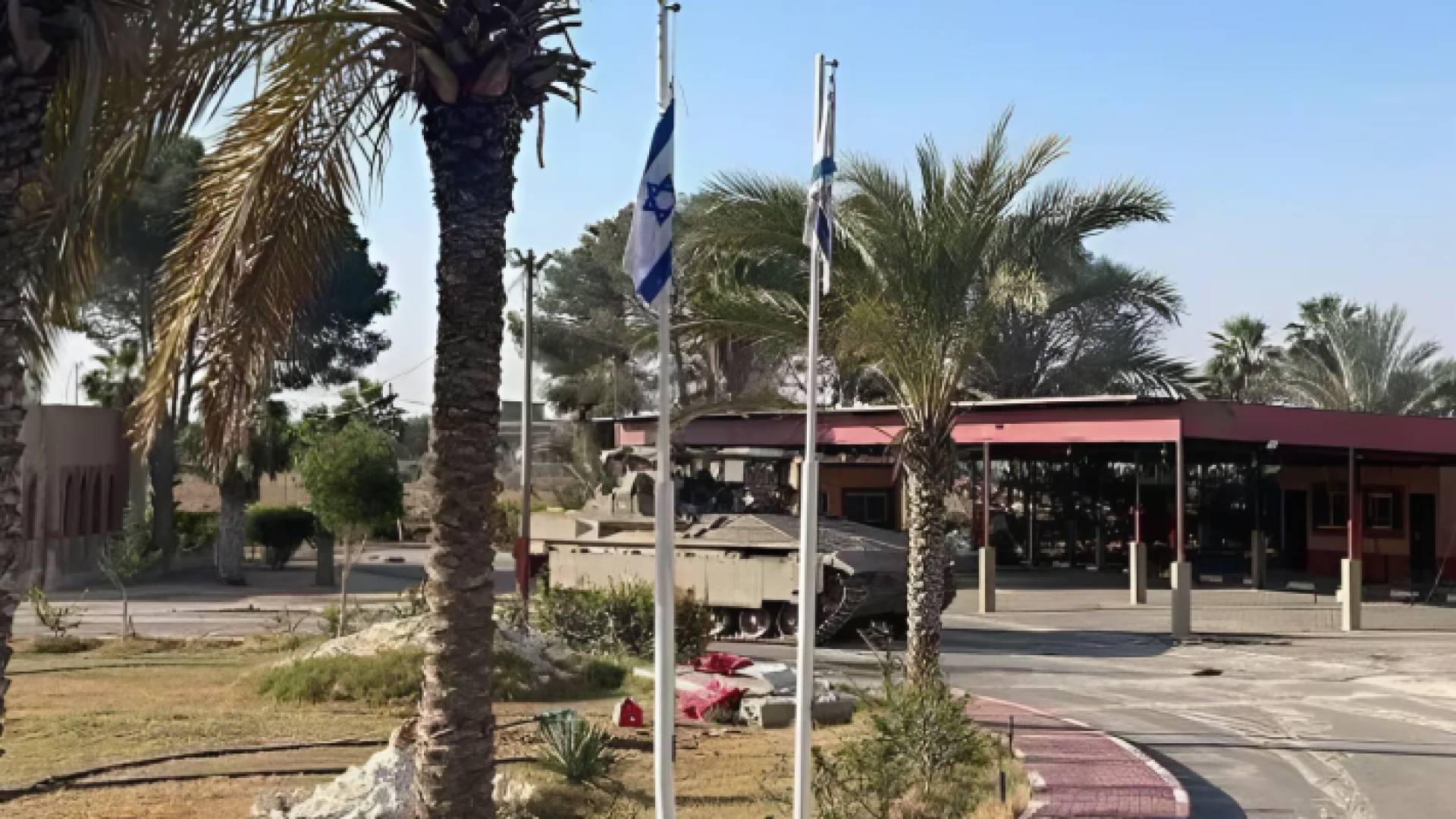 دبابة للاحتلال الإسرائيلي تقف داخل معبر رفح من الجانب الفلسطيني