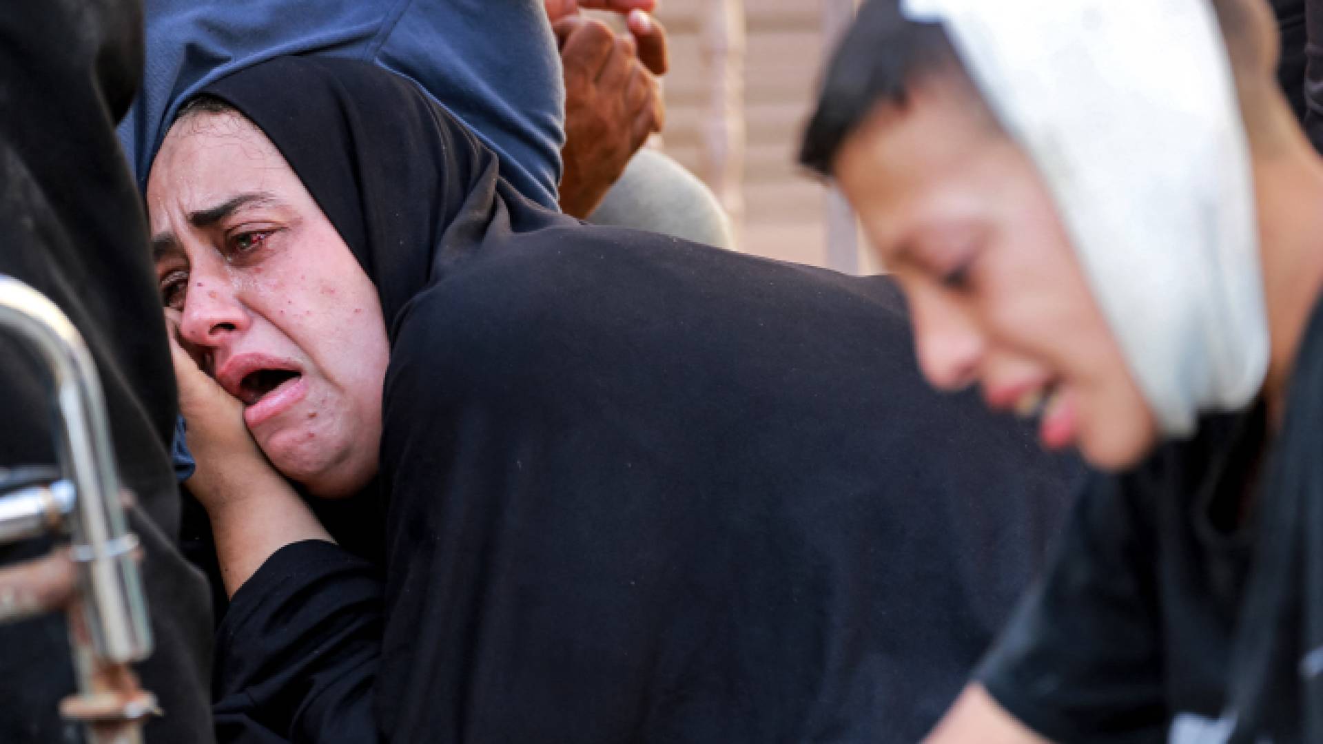 سيدة فلسطينية تبكي طفلها الشهيد في المغازي وسط غزة