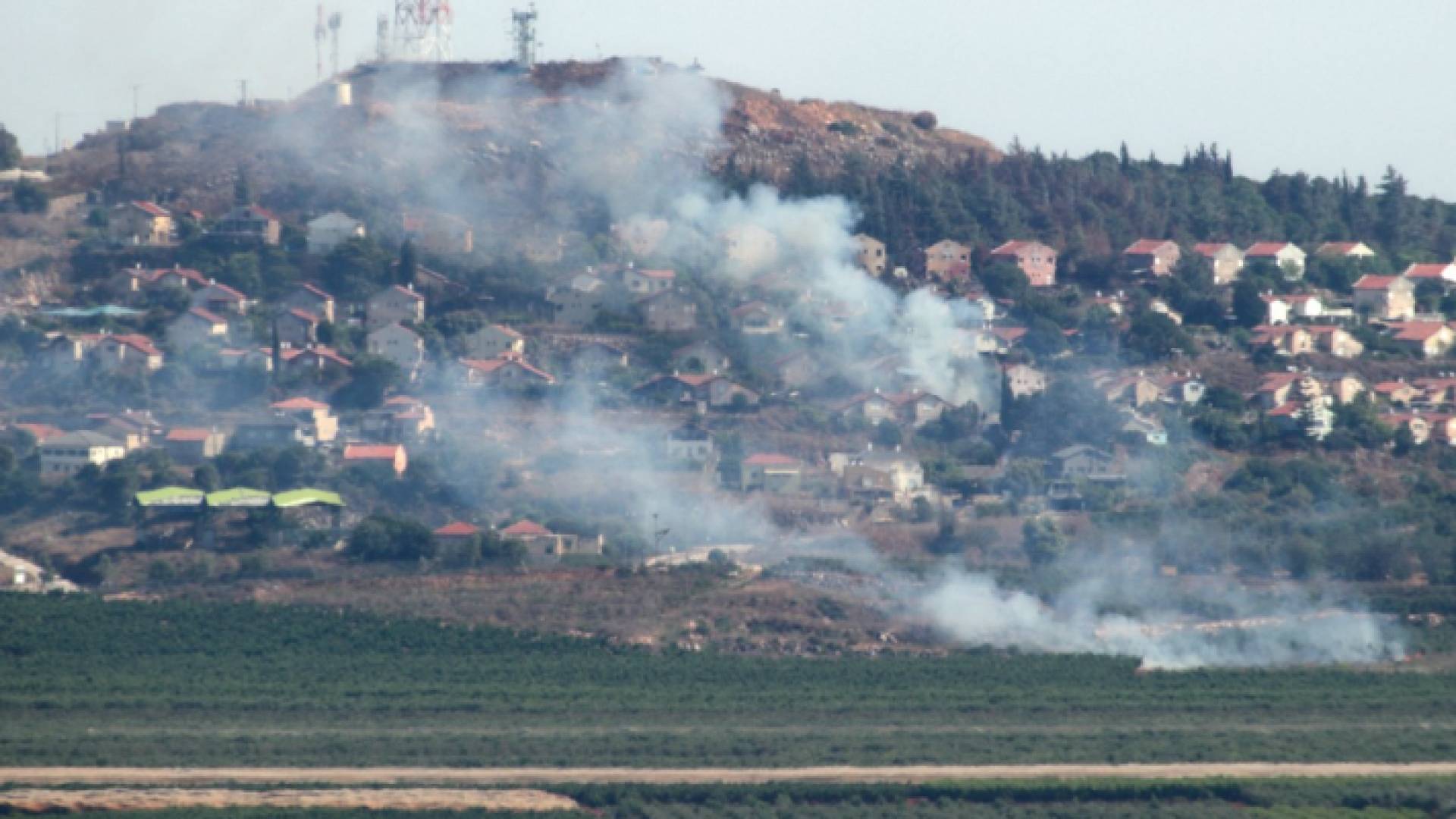 صورة تم التقاطها من جنوب لبنان تظهر الدخان يتصاعد في بلدة المطلة شمال الأراضي الفلسطينية المحتلة