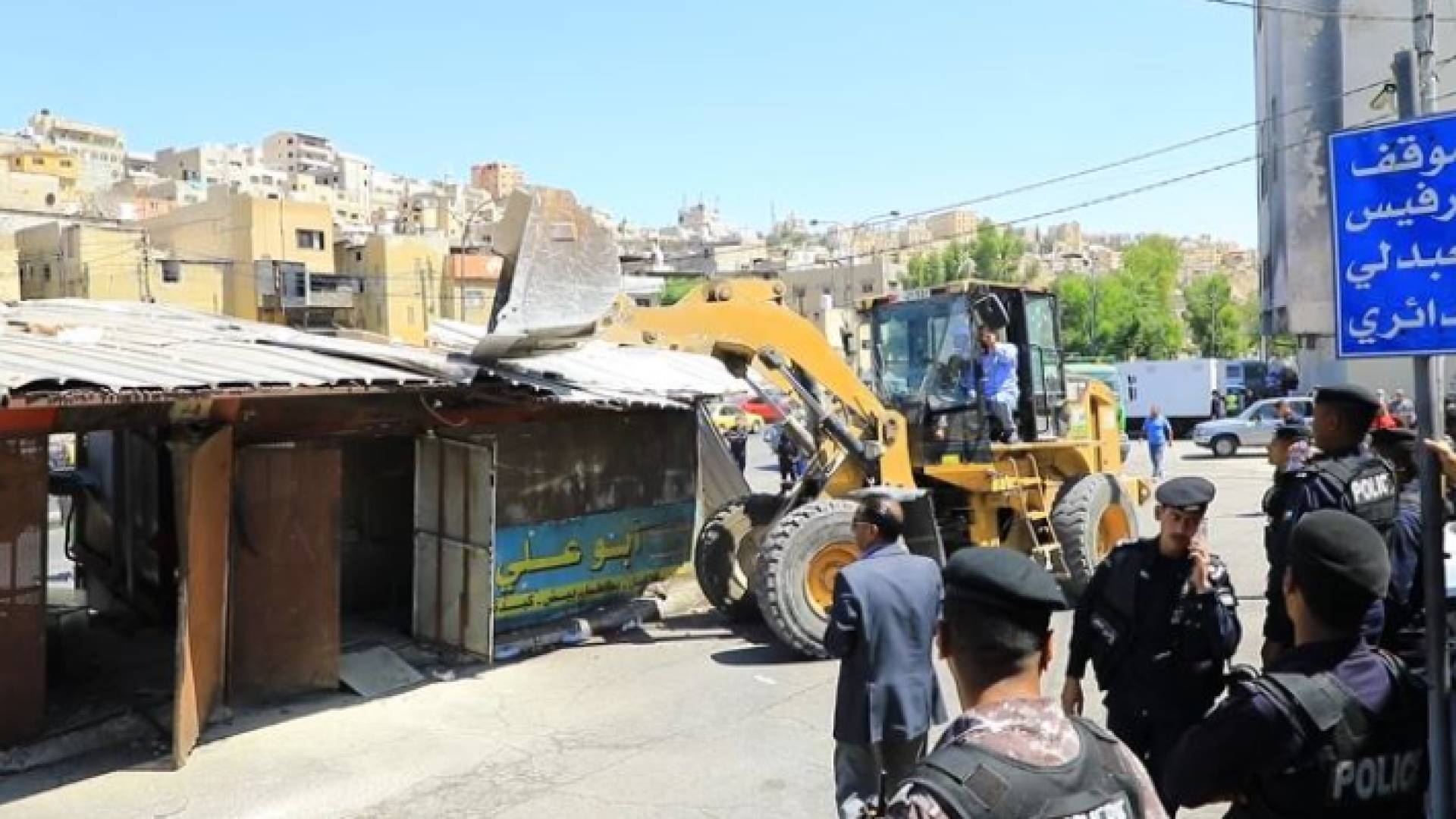 جانب من عملية إزالة الأكشاك المخالفة في منطقة المحطة