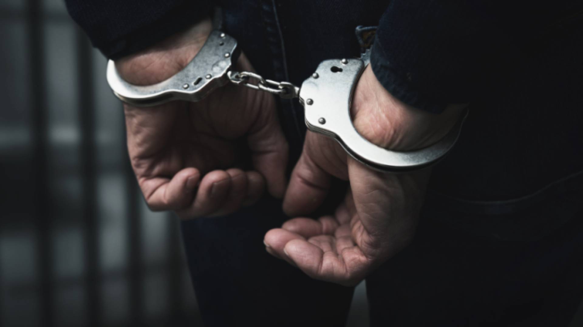 شخص مكبل اليدين