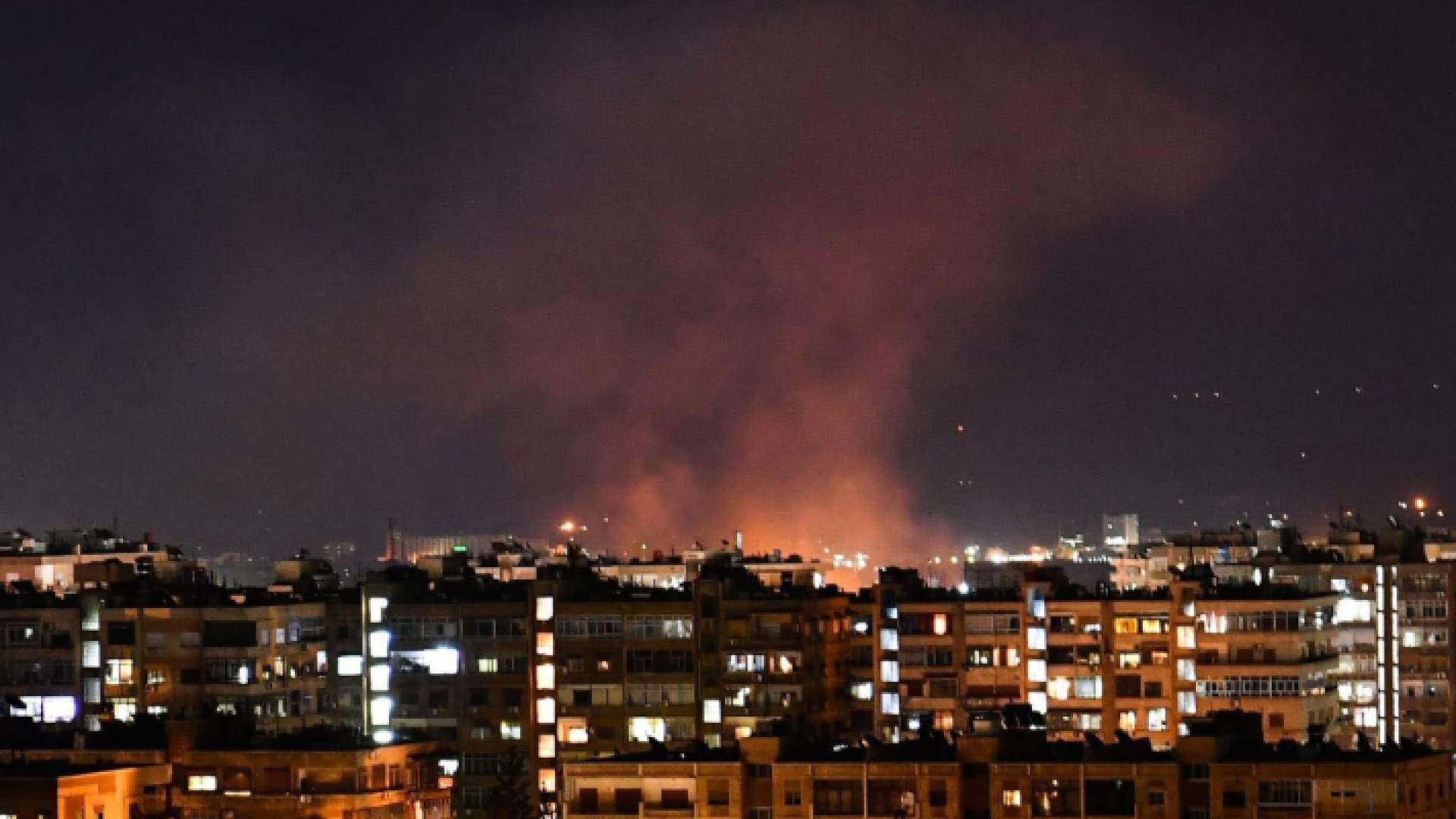 الدخان يتصاعد بعد استهداف طيران الاحتلال لمدينة دمشق - أرشيفية