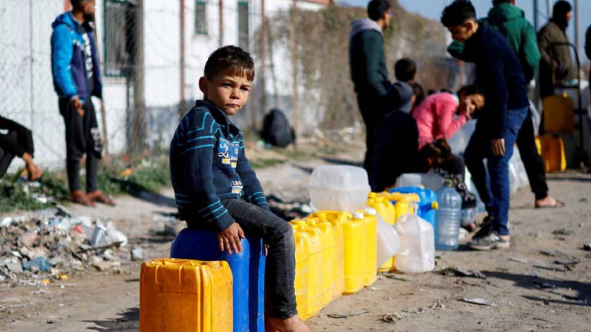 أفراد في قطاع غزة يحاولون الحصول على حصص يسيرة من المياه