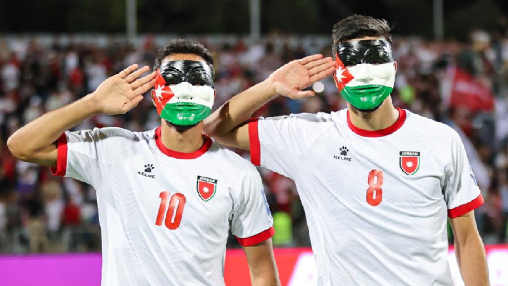 لاعبا المنتخب الأردني يؤديان التحية للجمهور