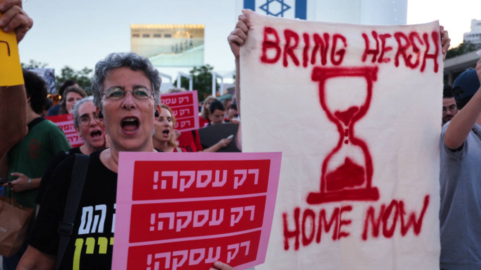 عائلات قتلى ومحتجزين "إسرائيليين" يتظاهرون في تل أبيب للمطالبة بإطلاق سراحهم