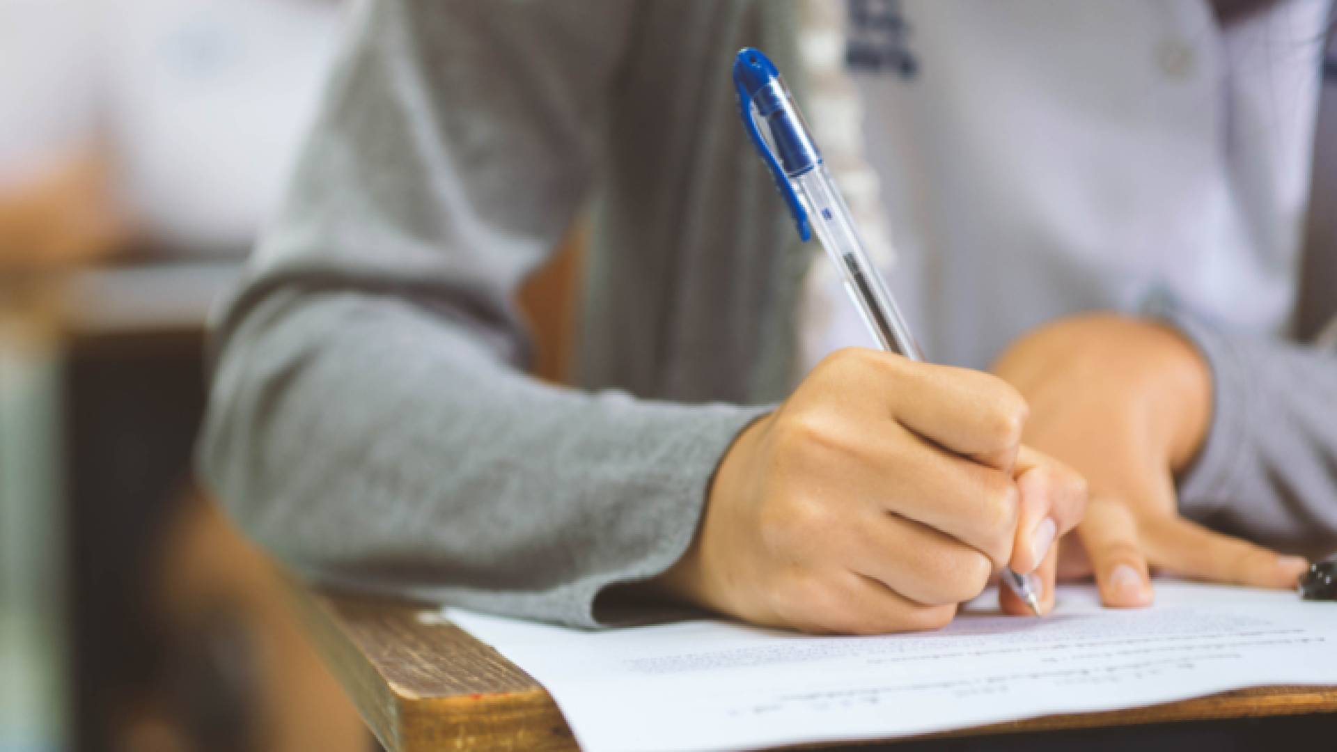 طالب يتقدم لامتحان "أرشيفية":