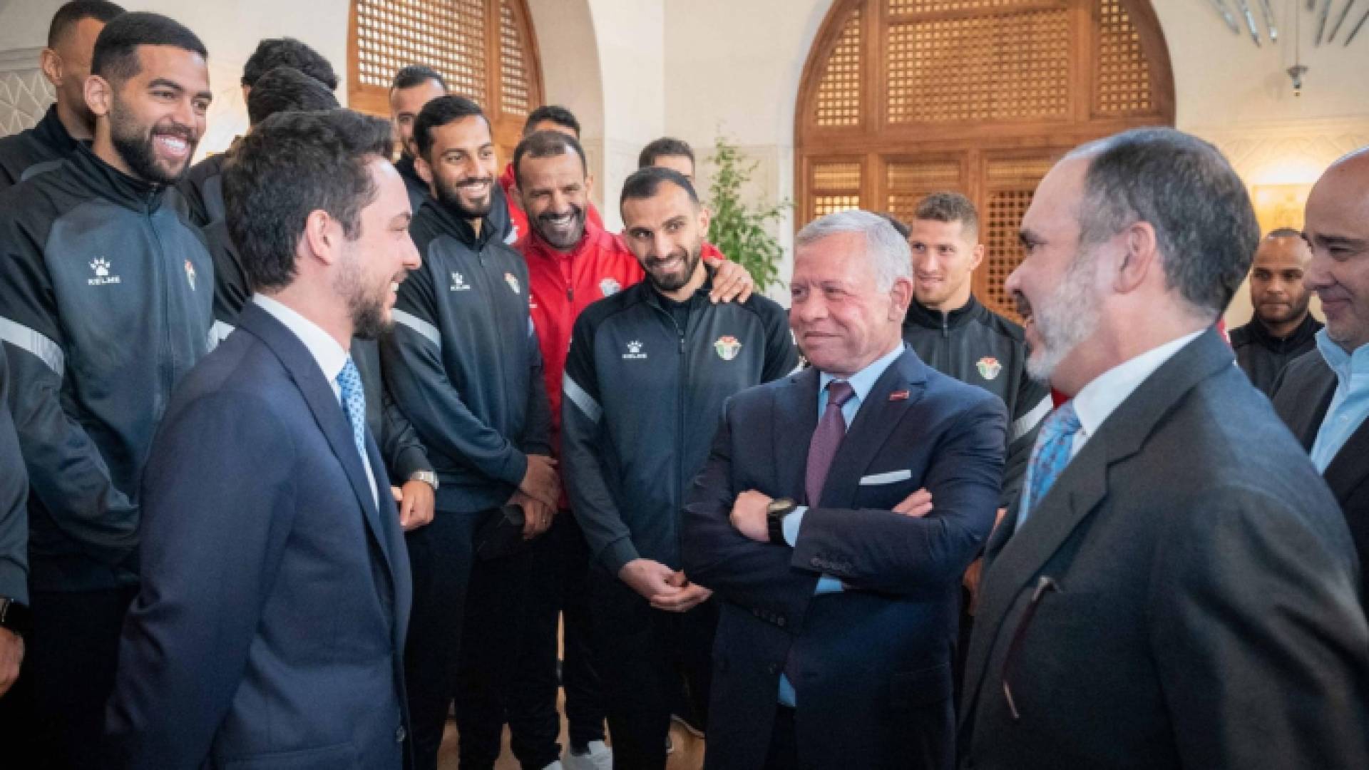 جلالة الملك وسمو ولي العهد والأمير علي مع لاعبي المنتخب الوطني لكرة القدم